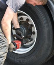 Montaje de sus neumáticos para camión y remolque